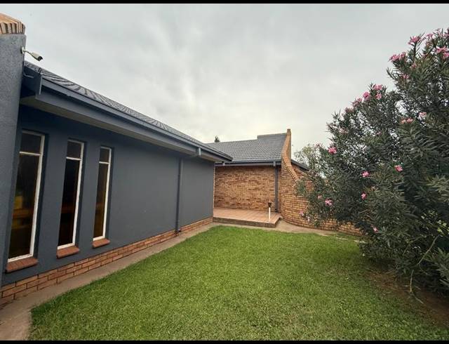 3 BEDROOM HOUSE FOR SALE IN VANDERBIJLPARK SE 2